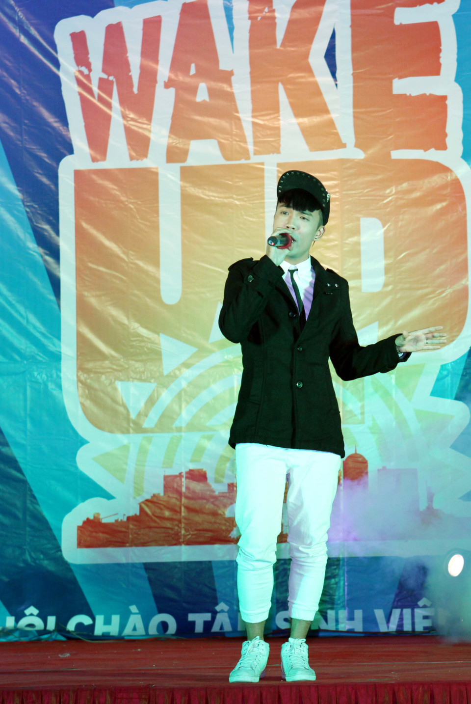 Ca sĩ Lê Vũ Bình – top 5 Sao mai điểm hẹn 2015 thổi bùng thêm không khí sôi động vào chương trình. (Ảnh: Doãn Đức/Vietnam+)