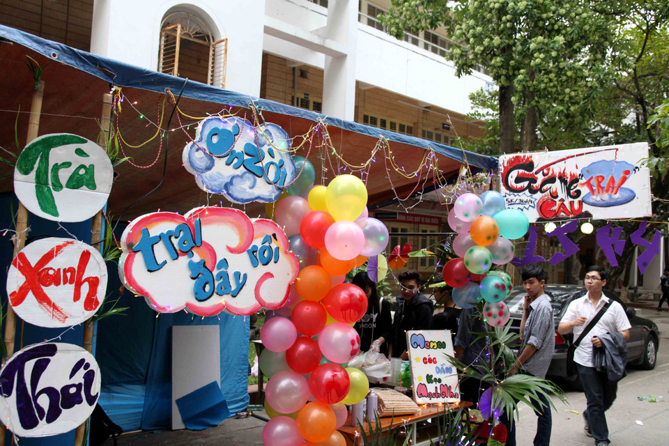 Đây là nơi các bạn được thỏa sức sáng tạo, thể hiện bản thân từ công việc chuẩn bị, trang trí trại... cho đến tiếp thị làm sao cho hiệu quả, thu hút được nhiều người hơn biết đến sản phẩm của mình. (Ảnh: Doãn Đức/Vietnam+)