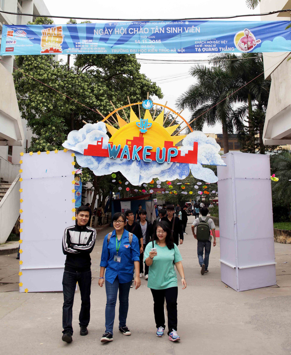 Đến hẹn lại lên, cứ vào tháng 11 hàng năm, một chương trình đặc biệt có quy mô hoành tráng lại được tổ chức dành cho các bạn tân sinh viên. (Ảnh: Doãn Đức/Vietnam+)