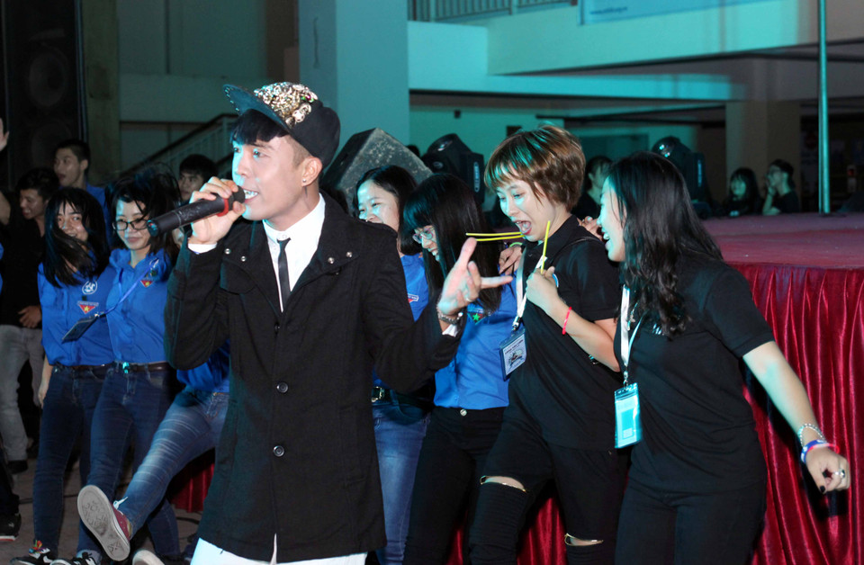 Khán giả cùng lên sân khấu biểu diễn với ca sĩ. (Ảnh: Doãn Đức/Vietnam+)