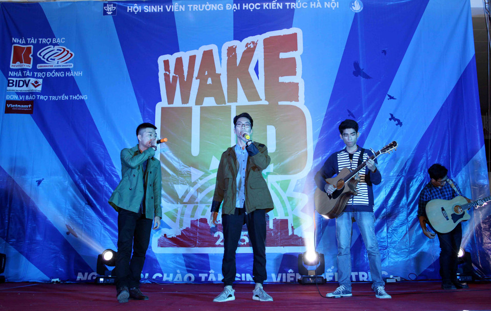 Sau cuộc thi nhảy Flashmob cùng các trò chơi team building là Chương trình nghệ thuật tổng hợp. Đây là chương trình giao lưu văn nghệ của sinh viên khóa mới nói riêng cũng như sinh viên toàn trường nói chung, tạo môi trường giúp các bạn sinh viên thỏa sức thể hiện tài năng, khẳng định bản thân trong các tiết mục biểu diễn do chính các bạn sáng tạo. (Ảnh: Doãn Đức/Vietnam+)