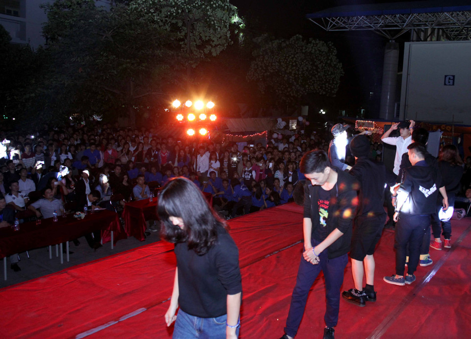 Mặc dù có chút mưa nhưng không ngăn được hàng trăm bạn sinh viên tới theo dõi. (Ảnh: Doãn Đức/Vietnam+)