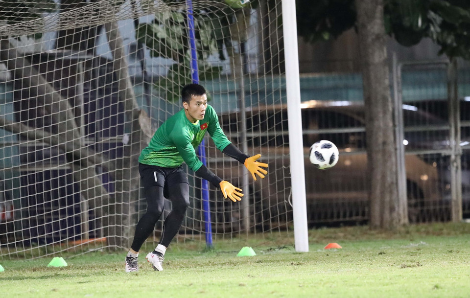 Thủ môn Bùi Tiến Dũng tại buổi tập. (Ảnh: Hoàng Linh/TTXVN)