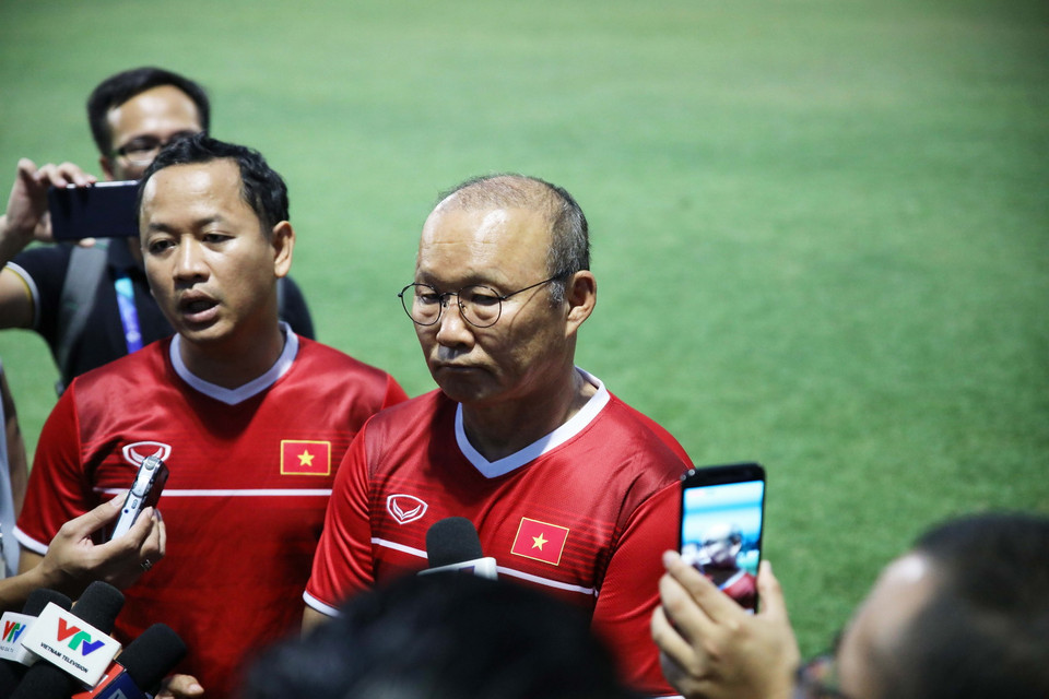 Huấn luyện viên đội tuyển Olympic Việt Nam Park Hang Seo trả lời phỏng vấn báo chí. (Ảnh: Hoàng Linh/TTXVN)