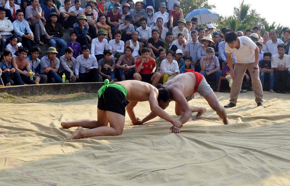 Trong ảnh: Môn đấu vật thường được tổ chức tại các lễ hội trên địa bàn tỉnh Tuyên Quang. (Ảnh: Quang Cường/TTXVN) 
