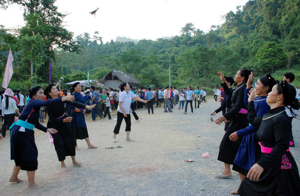 Đánh yến là môn thể thao được yêu thích của đông đảo đồng bào các dân tộc tỉnh Tuyên Quang. (Ảnh: Quang Cường/TTXVN) 