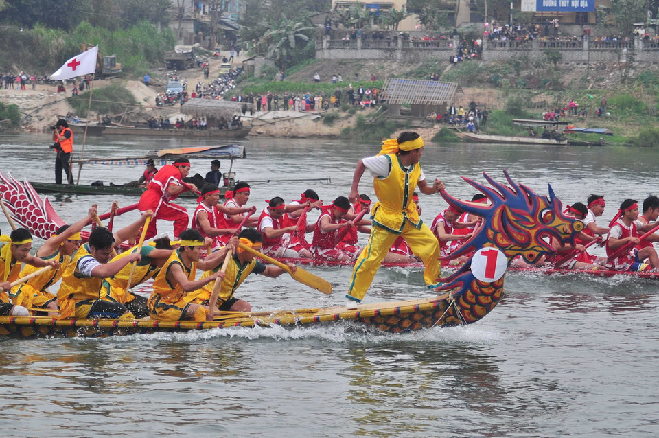 Đua thuyền trên sông Lô. (Ảnh: Quang Cường/TTXVN) 