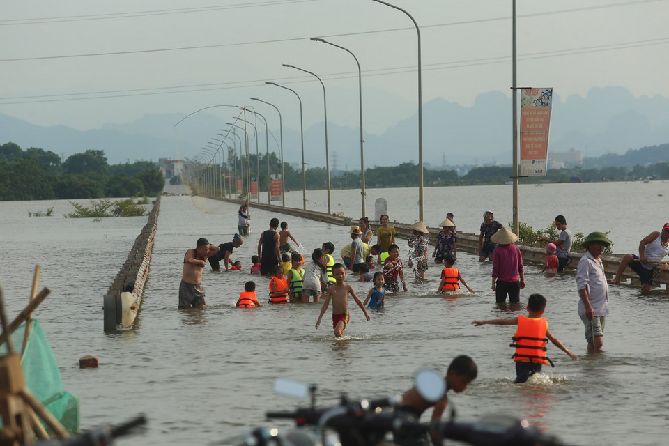 Bể bơi thiên nhiên trên đường tỉnh lộ 421B. (Ảnh: Huy Hùng/TTXVN)