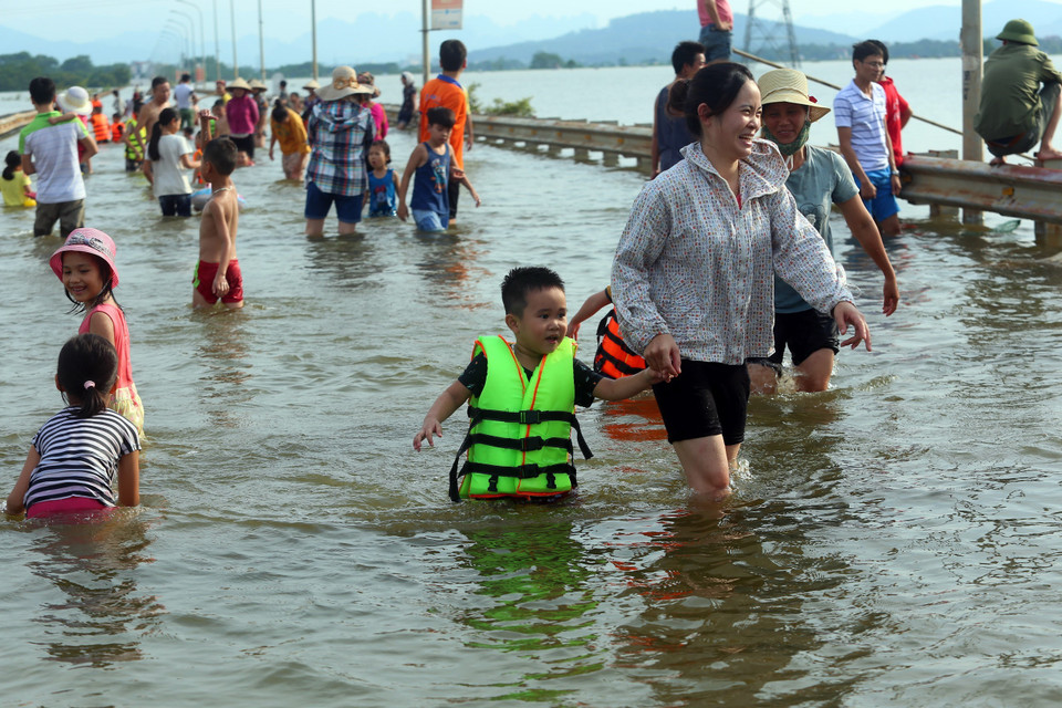 Những ngày qua, nước sông Tích tràn qua đê khiến tuyến đường tỉnh lộ 421B đoạn qua xã Cấn Hữu (huyện Quốc Oai, Hà Nội) nối huyện Quốc Oai đi thị trấn Xuân Mai bị ngập sâu hơn 1m nước. (Ảnh: Huy Hùng/TTXVN)