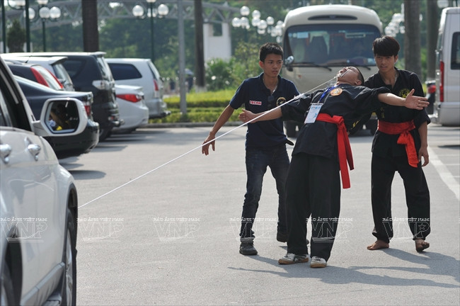 Dùng lực của hai mí mắt để kéo ôtô. (Ảnh: Trần Thanh Giang/Báo ảnh Việt Nam)