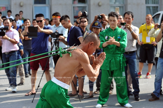 Đóng đinh vào lưng... (Ảnh: Vũ Khánh Long/Báo ảnh Việt Nam)