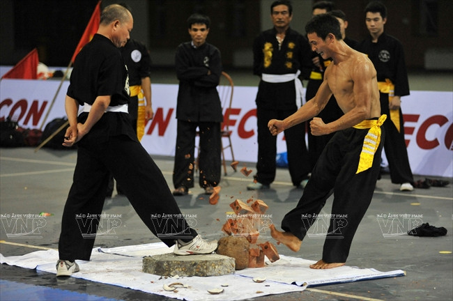 Công phá gạch bằng chân. (Ảnh: Trần Thanh Giang/Báo ảnh Việt Nam)