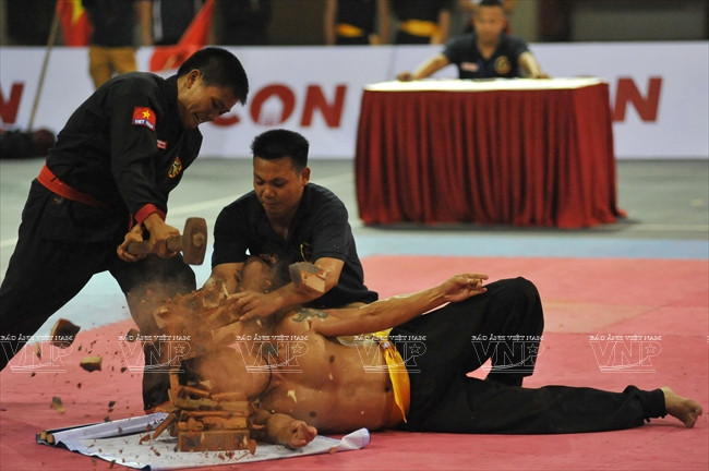 Dùng búa tạ công phá vỡ chồng gạch kê trên thái dương. (Ảnh: Trần Thanh Giang/Báo ảnh Việt Nam)