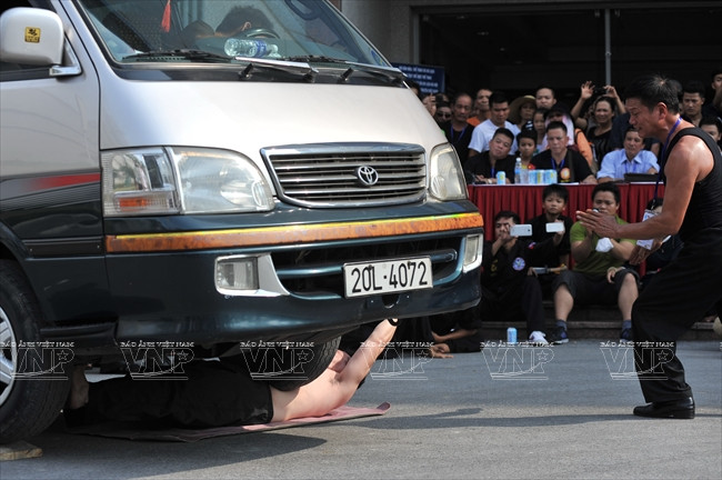 Trực tiếp để cho bánh chiếc xe du lịch chèn qua cơ thể. (Ảnh: Trần Thanh Giang/Báo ảnh Việt Nam)