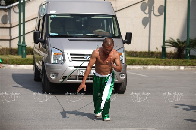 ...và kéo cả chiếc xe du lịch. (Ảnh: Vũ Khánh Long/Báo ảnh Việt Nam) 