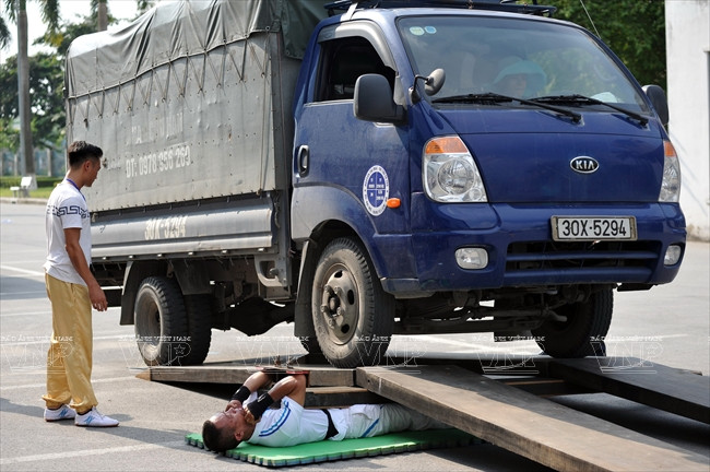 Vận công cho xe tải cán qua người. (Ảnh: Trần Thanh Giang/Báo ảnh Việt Nam)