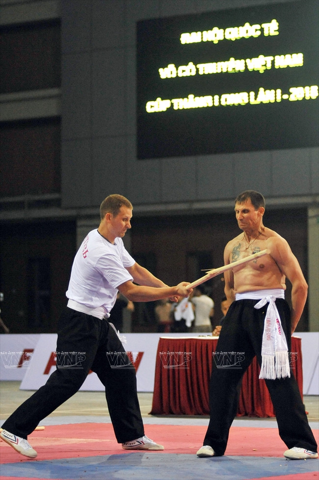 Cây gậy gỗ gãy đôi khi đánh vào cơ thể võ sư người Nga của môn phái Vịnh Xuân. (Ảnh: Trần Thanh Giang/Báo ảnh Việt Nam)