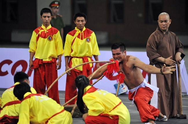 Bốn ngọn giáo oằn cong khi đâm thẳng vào yết hầu của võ sỹ. (Ảnh: Trần Thanh Giang/Báo ảnh Việt Nam) 