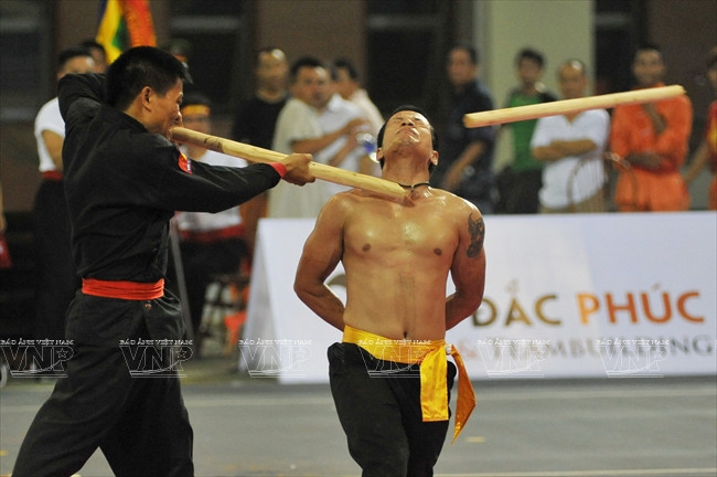 Dùng gậy gỗ đánh thẳng vào yết hầu. (Ảnh: Trần Thanh Giang/Báo ảnh Việt Nam)