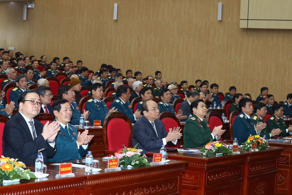 Thủ tướng Nguyễn Xuân Phúc và các đại biểu tham dự lễ míttinh kỷ niệm ngày thành lập quân đội nhân dân Việt Nam và chiến thắng Hà Nội-Điện Biên Phủ trên không. (Ảnh: Thống Nhất/TTXVN)