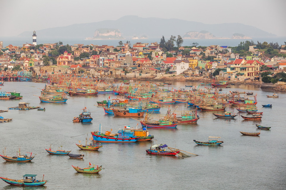 Nhộn nhịp bến thuyền trên xã đảo Nghi Sơn. (Ảnh: Trọng Đạt/TTXVN)