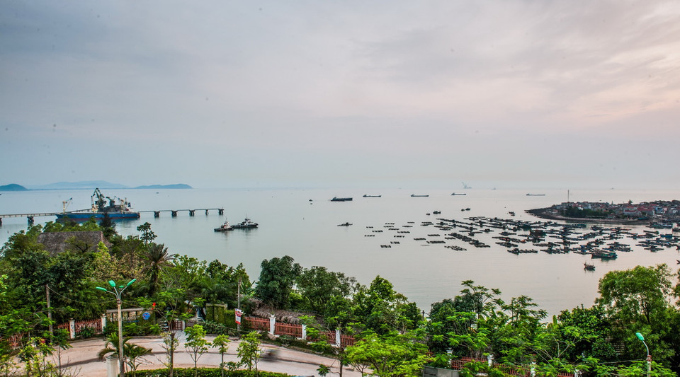 Một góc bến thuyền trên xã đảo Nghi Sơn và khu vực cầu cảng nước sâu Nghi Sơn. (Ảnh: Trọng Đạt/TTXVN)