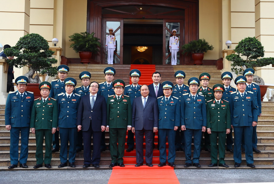 Thủ tướng Nguyễn Xuân Phúc với các cán bộ lãnh đạo Quân chủng Phòng không-Không quân. (Ảnh: Thống Nhất/TTXVN)