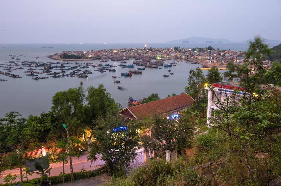 Xã đảo Nghi Sơn khi hoàng hôn xuống. (Ảnh: Trọng Đạt/TTXVN)