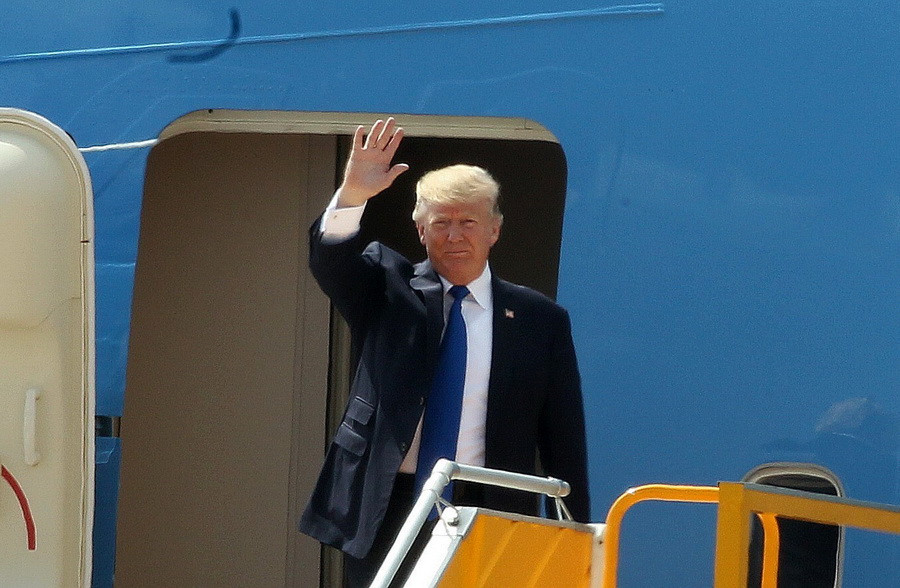 Trưa 10/11, Tổng thống Hoa Kỳ Donald Trump dẫn đầu Đoàn lãnh đạo Cấp cao Hoa Kỳ đã đến Đà Nẵng, bắt đầu tham dự Tuần lễ Cấp cao APEC 2017. (Nguồn: TTXVN)