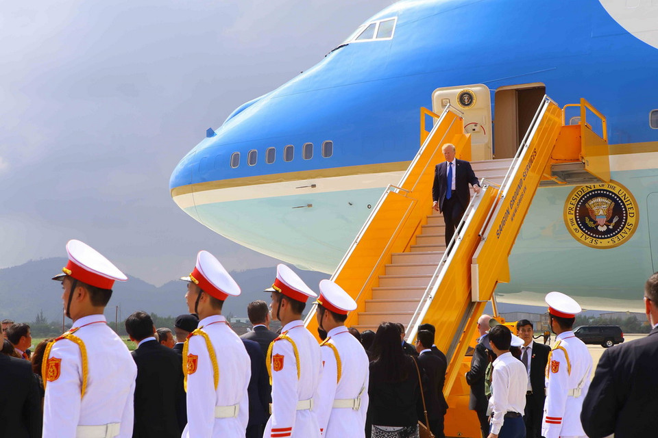 Tổng thống Hoa Kỳ Donald Trump bước xuống cầu thang máy bay. (Nguồn: TTXVN)