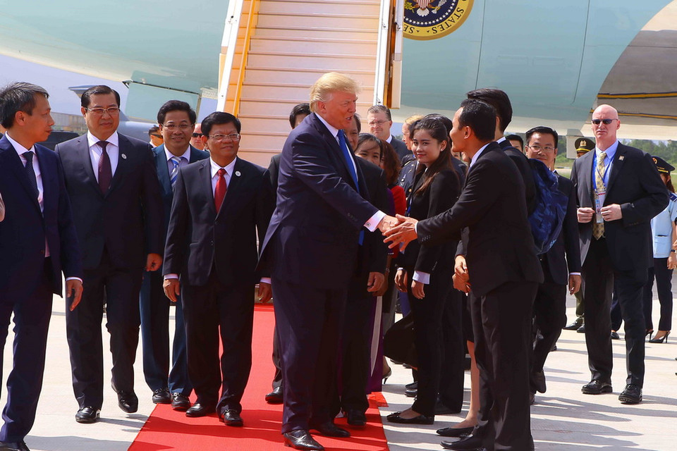 Tổng thống Hoa Kỳ Donald Trump bắt tay các quan chức Việt Nam ra đón đoàn. (Nguồn: TTXVN)