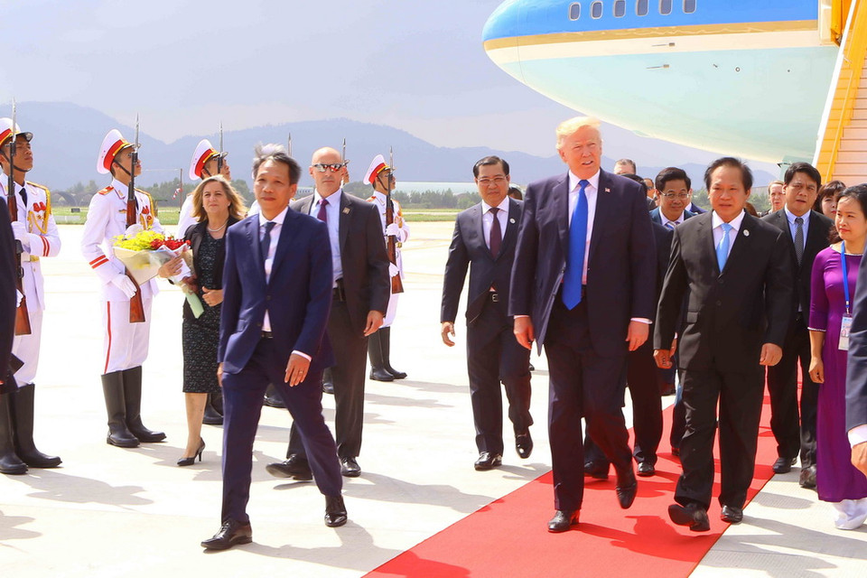 Bộ trưởng Bộ Thông tin và Truyền thông Trương Minh Tuấn đón đoàn tại Sân bay Quốc tế Đà Nẵng, trưa 10/11/2017. (Nguồn: TTXVN)