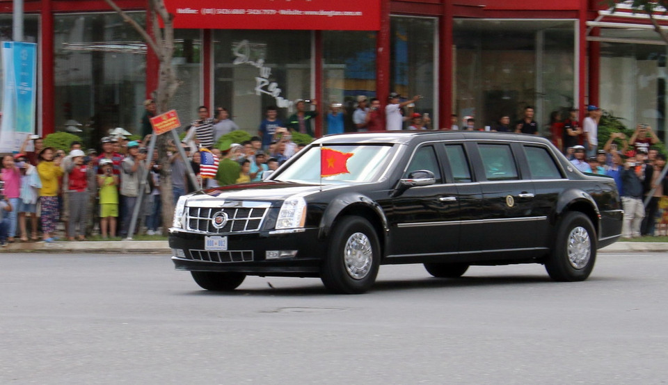 Đoàn xe của Đoàn lãnh đạo nền kinh tế Hoa Kỳ do Tổng thống Donald Trump dẫn đầu di chuyển trên đường phố Đà Nẵng. (Nguồn: TTXVN)