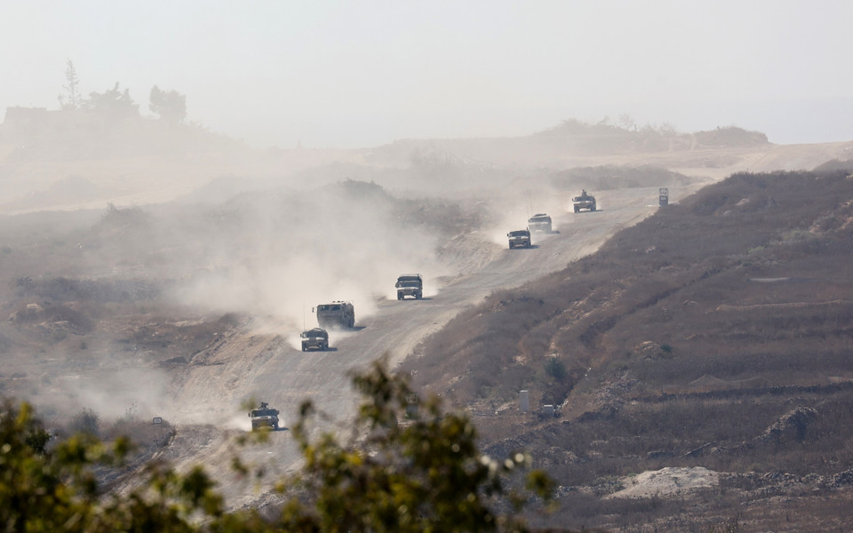Trong khi đó, Nhà nước Do Thái cũng tăng cường tấn công Dải Gaza, tập trung vào các trại tị nạn và trường học, làm ít nhất 70 người thiệt mạng, hàng trăm người bị thương. Ảnh: Xe quân sự Israel di chuyển ở Dải Gaza. (Ảnh: THX/TTXVN)
