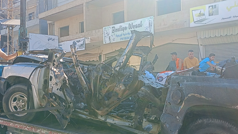 Hiện trường vụ không kích của Israel nhằm xe chở thủ lĩnh của lực lượng Hezbollah ở Ghazzeh (Liban) khiến ông này thiệt mạng. (Ảnh: THX/TTXVN)