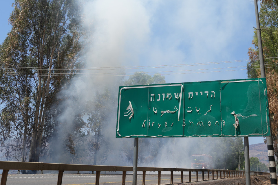 Khói bốc lên sau vụ tấn công tên lửa từ Liban xuống khu vực biên giới với Israel. (Ảnh: THX/TTXVN)