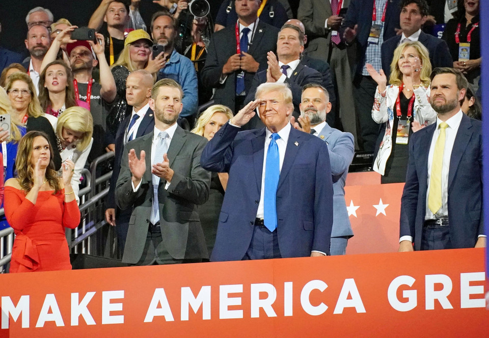 Đại hội chính thức bầu ông Donald Trump (ảnh giữa) làm ứng viên đại diện cho đảng trong cuộc bầu cử Tổng thống năm 2024. Thượng nghị sỹ bang Ohio J.D. Vance (phải) được đề cử làm người liên danh tranh cử của ông Trump. (Ảnh: Kyodo/TTXVN)