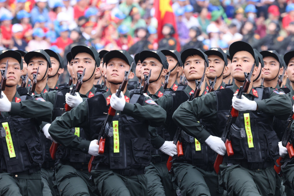 Khối Nam Chiến sỹ Cảnh sát Cơ động tham gia diễu binh. (Ảnh: TTXVN)