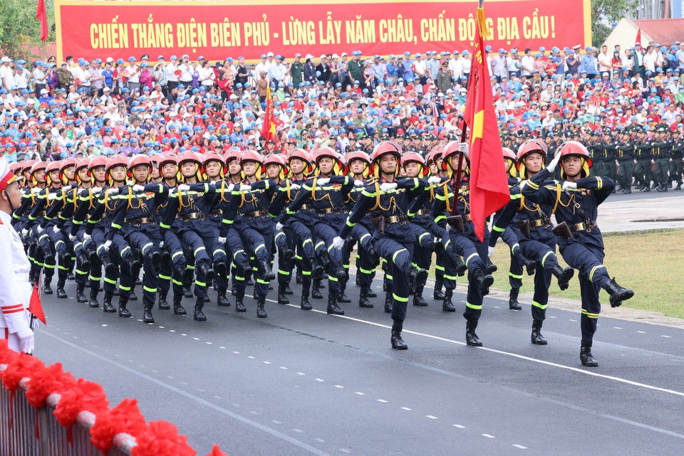 Khối Cảnh sát Phòng cháy Chữa cháy và Cứu nạn, Cứu hộ tham gia diễu binh. (Ảnh: TTXVN)