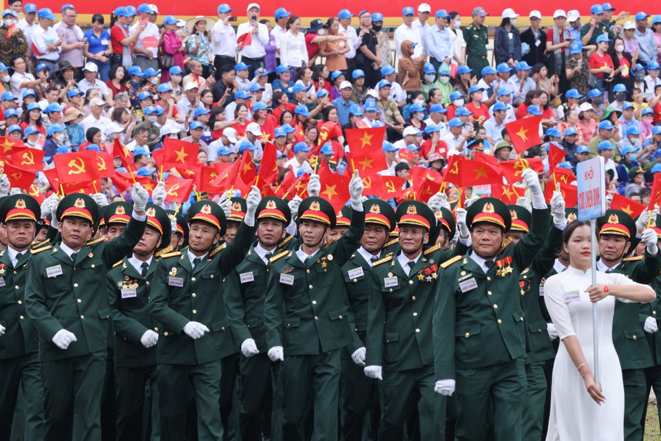 Khối Cựu Chiến binh diễu hành qua lễ đài. (Ảnh: Tuấn Anh/TTXVN)