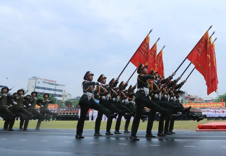 Khối Chiến sỹ Điện Biên diễu binh. (Ảnh: Lâm Khánh/TTXVN)