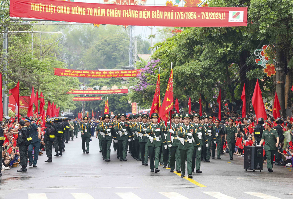 Khối Sỹ quan Biên phòng diễu binh, diễu hành trên đường phố Điện Biên. (Ảnh: Xuân Tư/TTXVN)