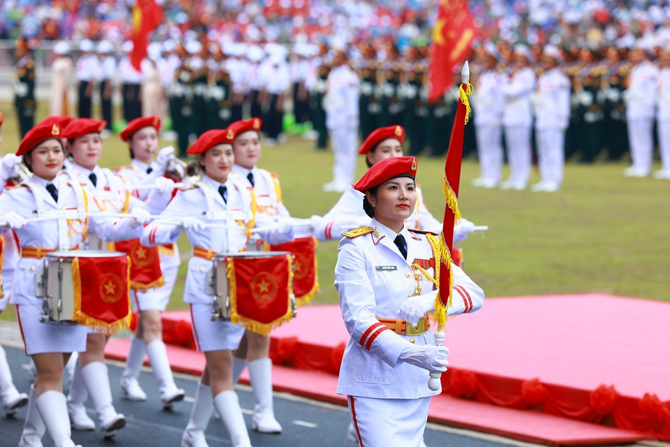 Khối Nữ Quân nhạc Việt Nam diễu binh trong Lễ Kỷ niệm. (Ảnh: Tuấn Anh/TTXVN)