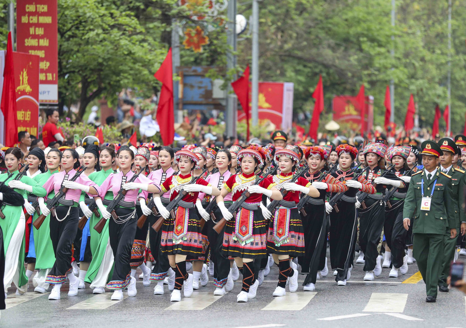 Khối Nữ Dân quân Các Dân tộc Tây Bắc diễu hành trên đường phố Điện Biên. (Ảnh: Xuân Tư/TTXVN)