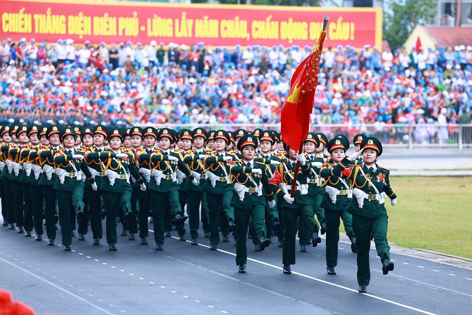 Khối Nữ Sỹ quan Quân y tham gia diễu binh tại Lễ Kỷ niệm. Ảnh: TTXVN)