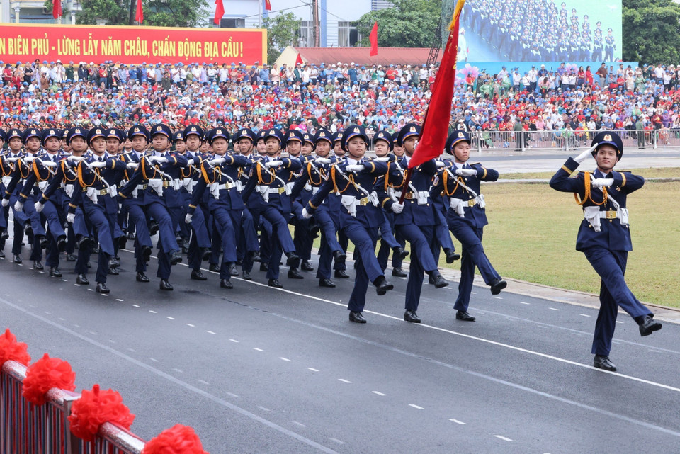 Khối Sỹ quan Cảnh sát Biển Việt Nam diễu binh. (Ảnh: Lâm Khánh/TTXVN)