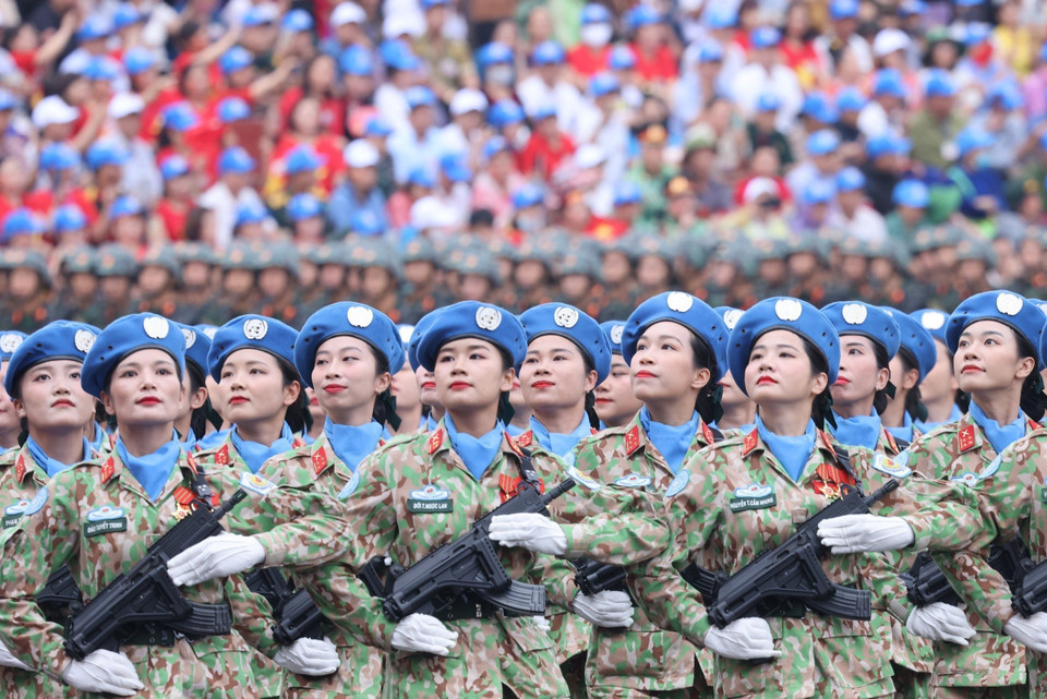 Khối Nữ Sỹ quan Lực lượng Gìn giữ Hòa bình diễu binh. (Ảnh: Lâm Khánh/TTXVN)