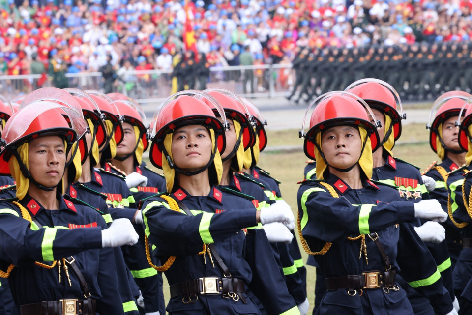 Khối Cảnh sát Phòng cháy Chữa cháy và Cứu nạn, Cứu hộ tham gia diễu binh. (Ảnh: TTXVN)