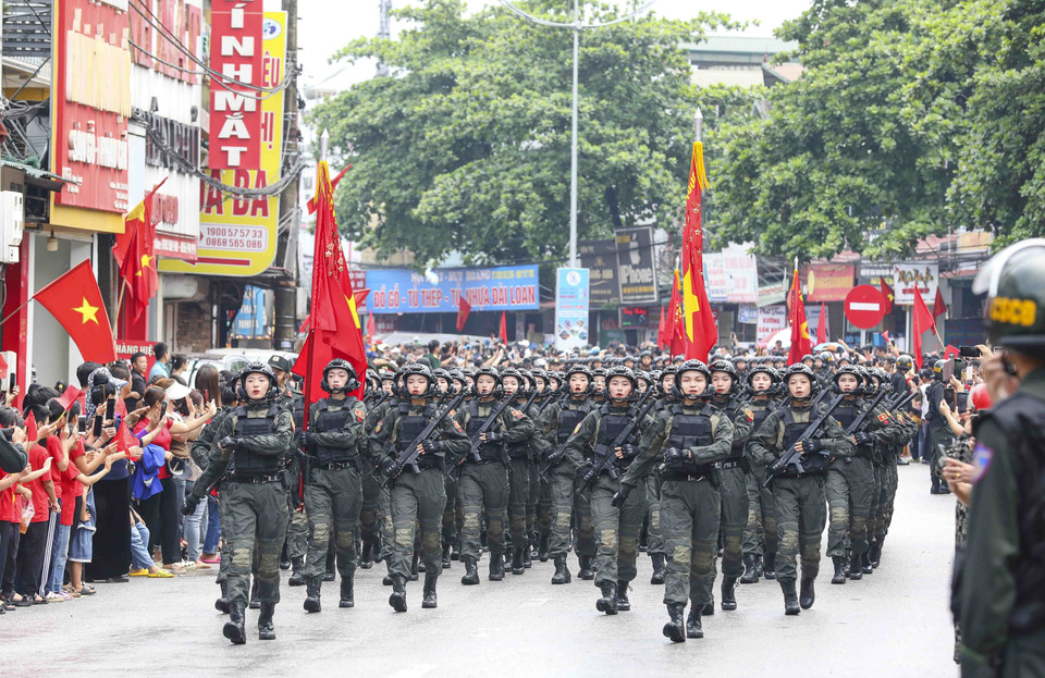Khối Nữ Chiến sỹ Cảnh sát Đặc nhiệm diễu binh, diễu hành trên đường phố Điện Biên. (Ảnh: Xuân Tư/TTXVN)