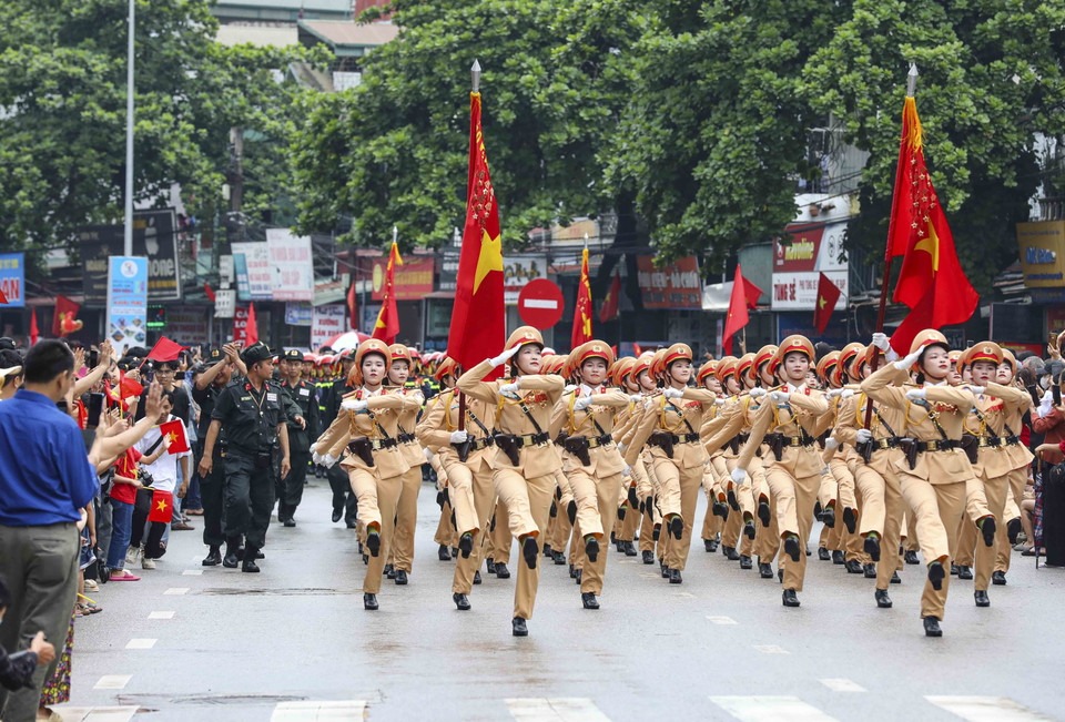 Khối Nữ Sỹ quan Cảnh sát Giao thông diễu binh, diễu hành trên đường phố Điện Biên. (Ảnh: Xuân Tư/TTXVN)
